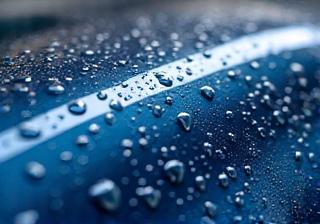 Nippon Car Care サービス: 車にセラミックコーティングを施しているイメージ