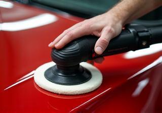 Nippon Car Care サービス: 車にワックスをかけて磨いているイメージ